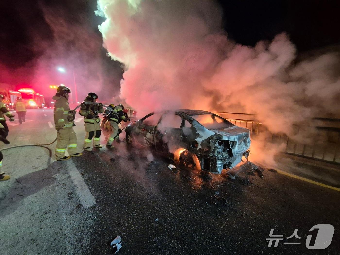 본문 이미지 -  금산군 금산읍 차량 화재 현장. (금산소방서 제공, 재판매 및 DB금지) / 뉴스1