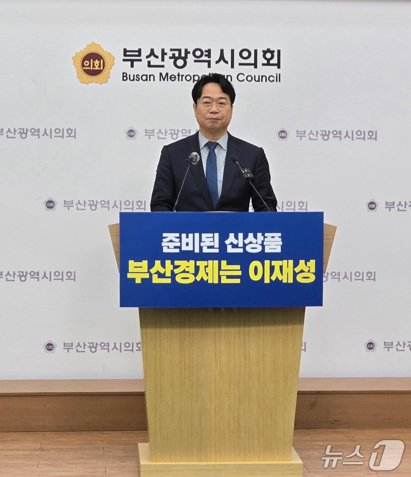 본문 이미지 - 이재성 민주당 전 부산시당위원장이 지난 7일 부산시의회 브리핑룸에서 부산시장 공약(관광 분야)을 발표하고 있다. 2026.01.26/뉴스1 