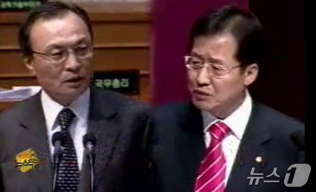 본문 이미지 - 2006년 2월 28일 당시 이해찬 국무총리와 홍준표 한나라당 의원이 가시돋힌 설전을 주고 받고 있는 모습. (KBS 갈무리) ⓒ 뉴스1 