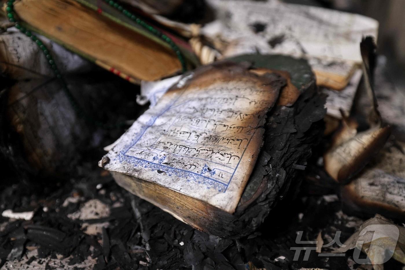 본문 이미지 - 21일(현지시간) 이란 반(反)정부 시위로 피해를 입은 테헤란 동부 샤히드 베헤슈티 모스크의 꾸란이 불탄 모습. 2026.01.21. ⓒ AFP=뉴스1 ⓒ News1 윤다정 기자