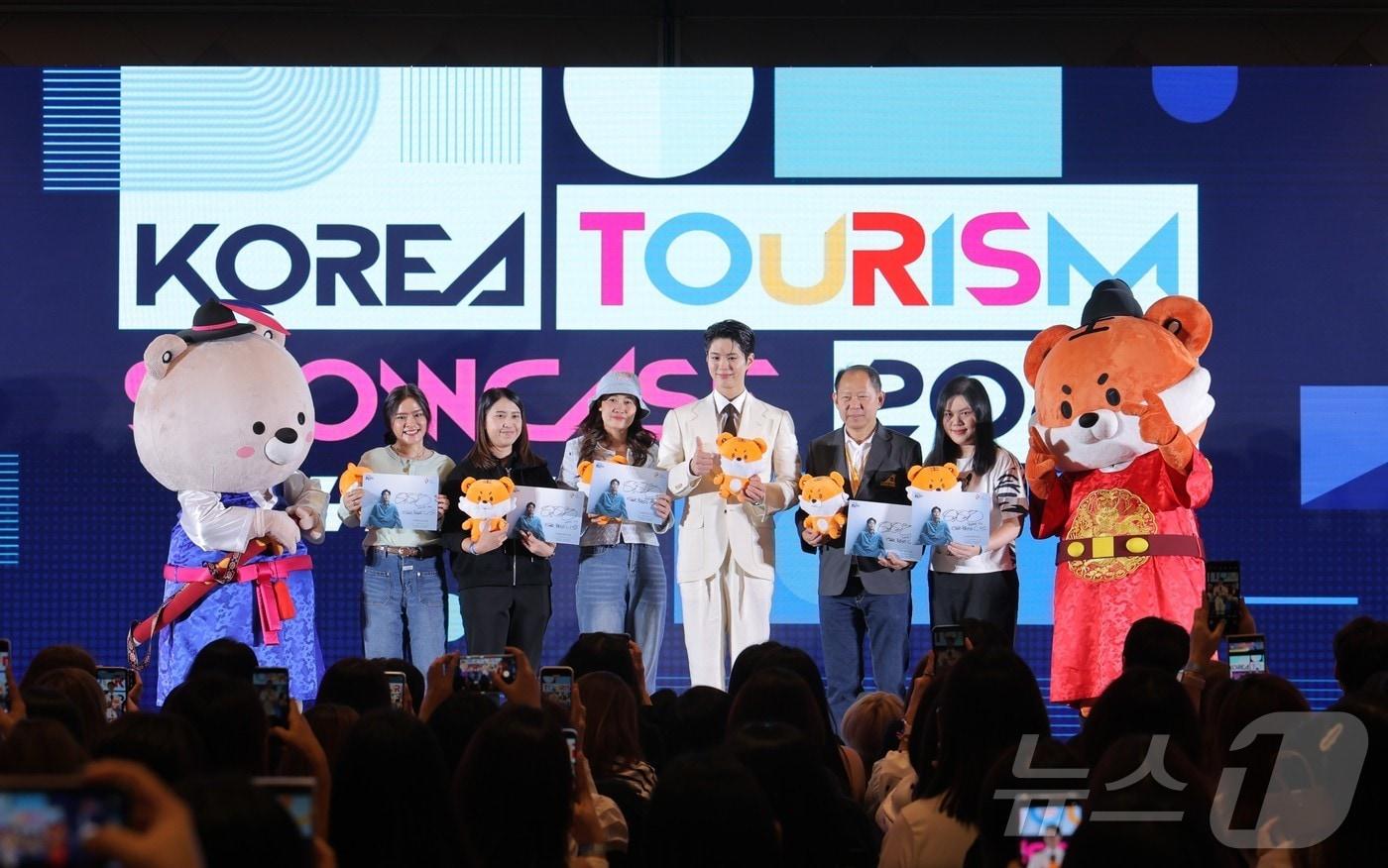 본문 이미지 - 한국관광 쇼케이스 메인 이벤트에서 배우 박보검과 참가자들이 기념사진을 찍고있다.(한국관광공사 제공)