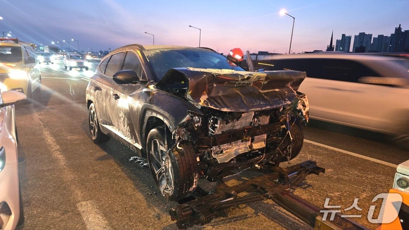 본문 이미지 -  아산 배방읍 공수리 차량 화재 현장. (아산소방서 제공, 재판매 및 DB금지) / 뉴스1