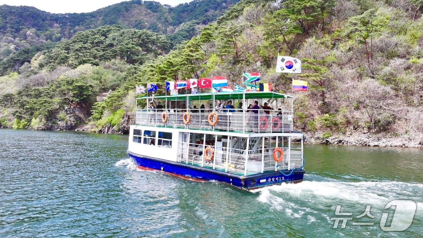 본문 이미지 - 충북 괴산 산막이 옛길 괴산호 유람선.(괴산군 제공, 재판매 및 DB금지)/뉴스1