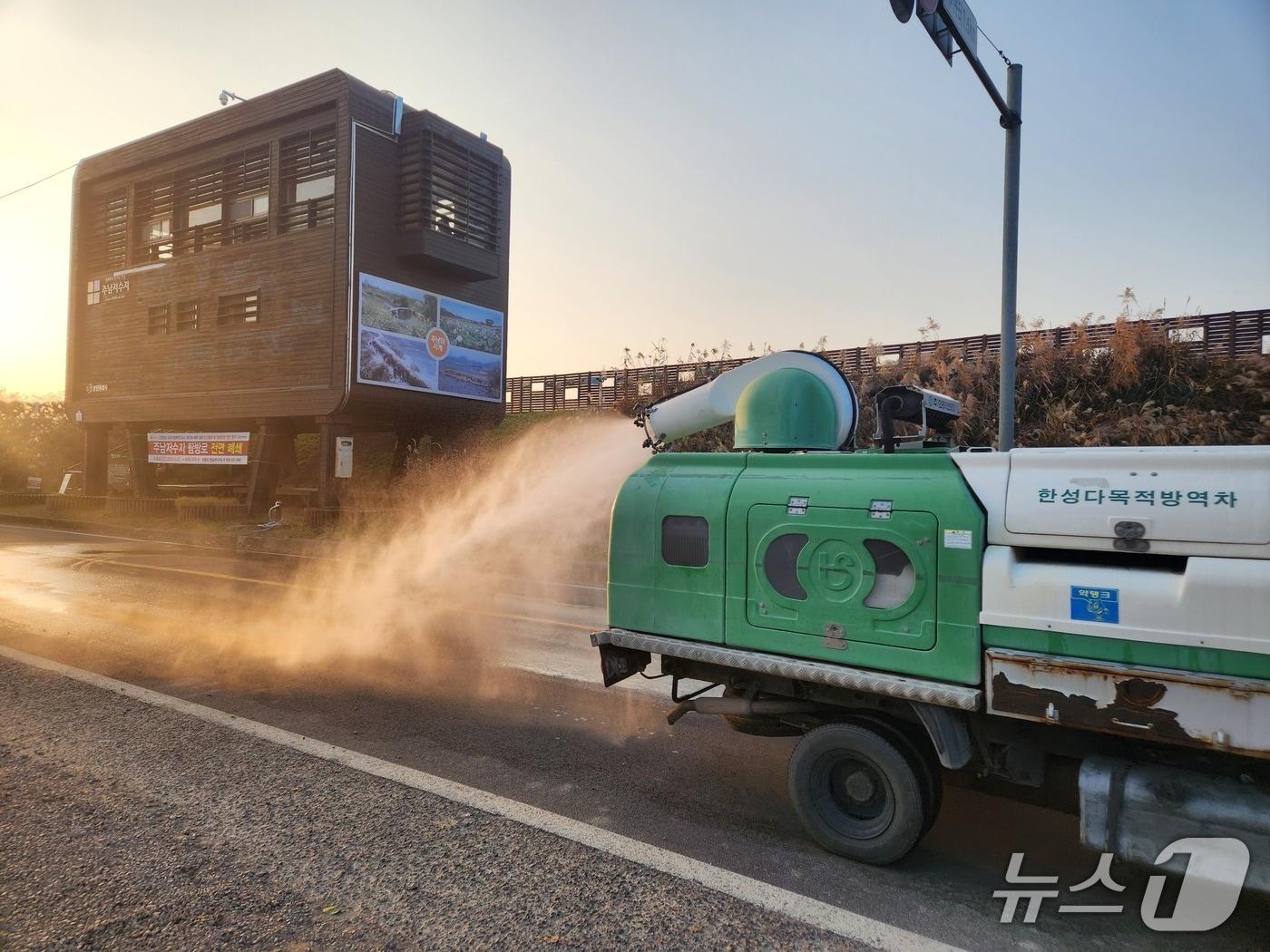 본문 이미지 - 방역차량이 주남저수지 인근 도로에서 고병원성(H5N1) 조류인플루엔자(AI) 추가 확산 방지를 위해 소독약을 살포하고 있다.(경남도 제공. 재판매 및 DB금지)