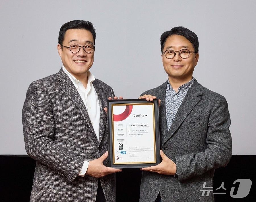 본문 이미지 - 권해영 현대오토에버 SDV담당 상무(오른쪽)와 정륜 UL 솔루션즈 한국지사 사장이 '모빌진 엑스-스튜디오'의 ISO 26262 인증에 대한 기념 사진을 촬영하고 있다(현대오토에버 제공)