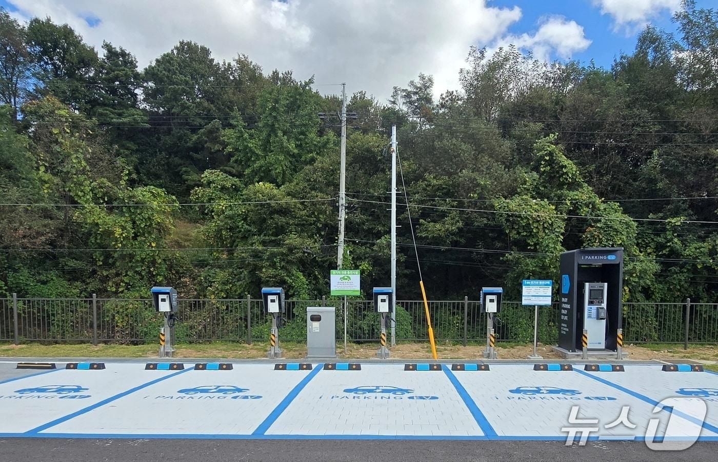 본문 이미지 - 충북 진천 광혜원 다목적체육관 전기차 충전시설.(진천군 제공, 재판매 및 DB금지)/뉴스1