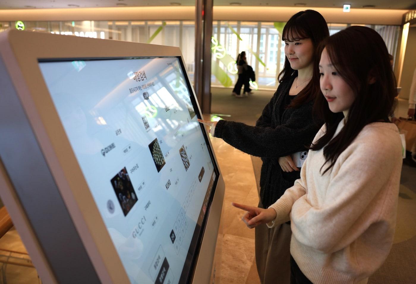 본문 이미지 - 롯데월드몰에 도입된 배리어프리 키오스크를 이용하는 모습. (롯데물산 제공). 
