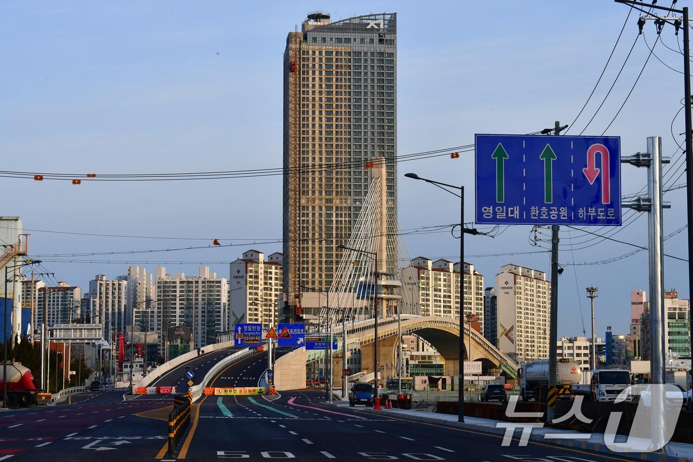 본문 이미지 - 오는 30일로 예정됐던 경북 포항 해오름대교의 임시 개통이 2월2일로 연기됐다. 2026.1.26/뉴스1 ⓒ News1 최창호 기자