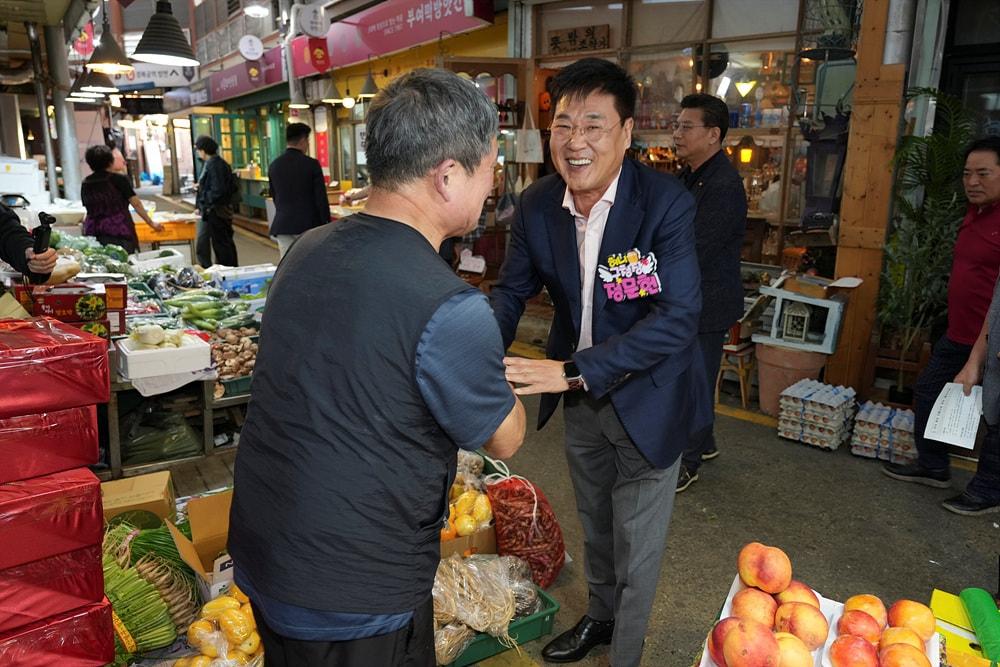 본문 이미지 - 정문헌 서울 종로구청장이 통인시장을 방문한 모습(종로구 제공)