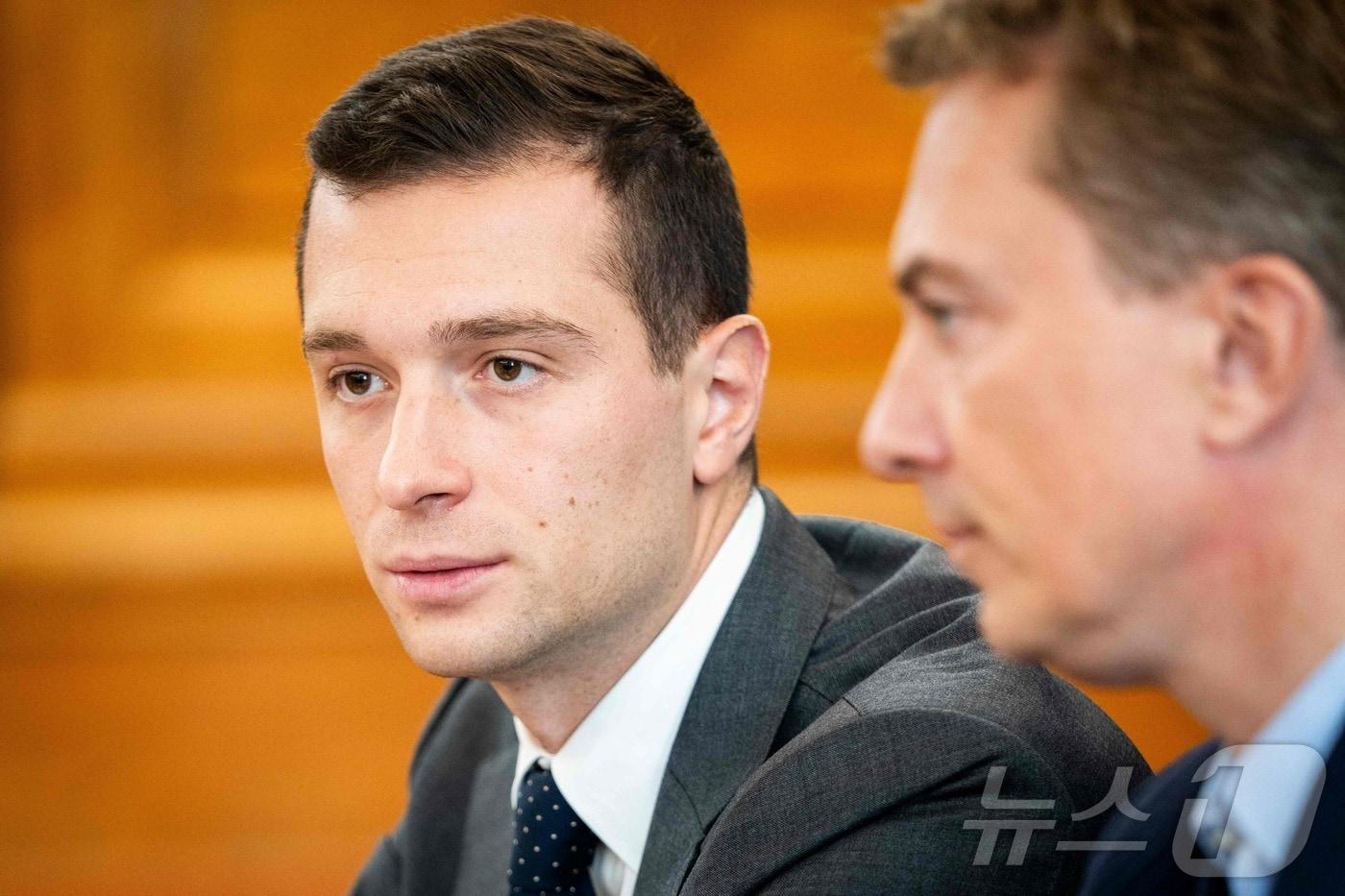 본문 이미지 - 프랑스 극우 성향 정당인 국민연합(RN)의 대표인 조르당 바르델라와 덴마크 극우 성향 국민당 대표 모르텐 메세르슈미트가 2024년 9월 27일 코펜하겐 크리스티안스보르그 덴마크 의회에서 공동 기자회견을 열었다. 2024.09.27.<자료사진>ⓒ AFP=뉴스1