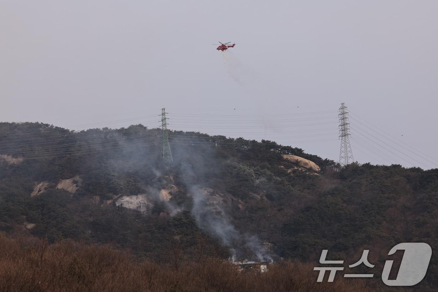 본문 이미지 - 26일 오전 서울 노원구 수락산에서 화재가 발생해 소방헬기가 화재진압을 하고 있다. 2026.1.26/뉴스1 ⓒ News1 구윤성 기자