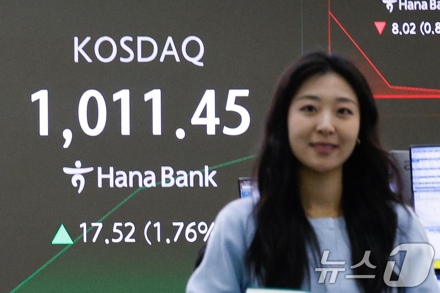 본문 이미지 - 26일 오전 서울 중구 하나은행 딜링룸 전광판에 코스피, 코스닥, 원·달러 환율 시황이 나오고 있다. 이날 코스닥 지수가 4년 만에 장중 '천스닥'을 돌파, 1% 오른 1003.9에 출발했다. 코스피는 7.47p(0.15%) 오른 4997.54, 달러·원 환율은 19.7원 내린 1446.1원에 출발했다. 2026.1.26/뉴스1 ⓒ News1 안은나 기자