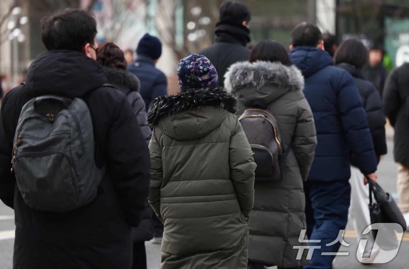 본문 이미지 - 서울 종로구 광화문사거리에서 시민들이 두꺼운 외투를 입고 발걸음을 옮기고 있다. 2026.1.26/뉴스1 ⓒ News1 김민지 기자