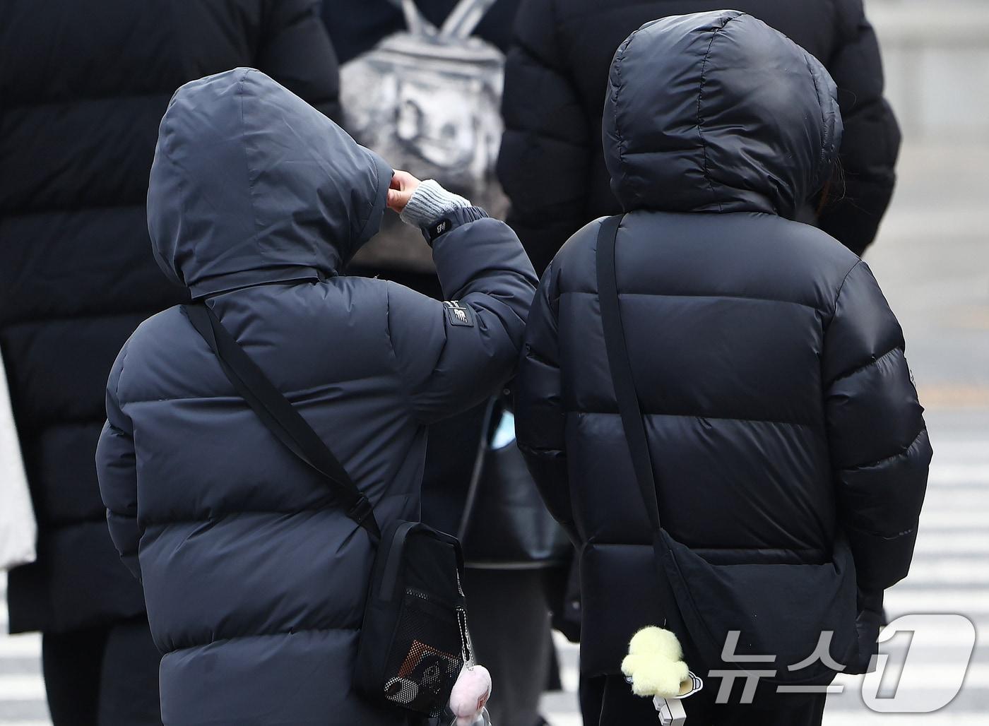 본문 이미지 - 서울 아침 기온이 영하 10도를 밑도는 영하권 추위가 이어진 26일 오전 서울 종로구 광화문사거리에서 두꺼운 외투를 입은 어린이들이 발걸음을 옮기고 있다. 2026.1.26/뉴스1 ⓒ News1 김민지 기자