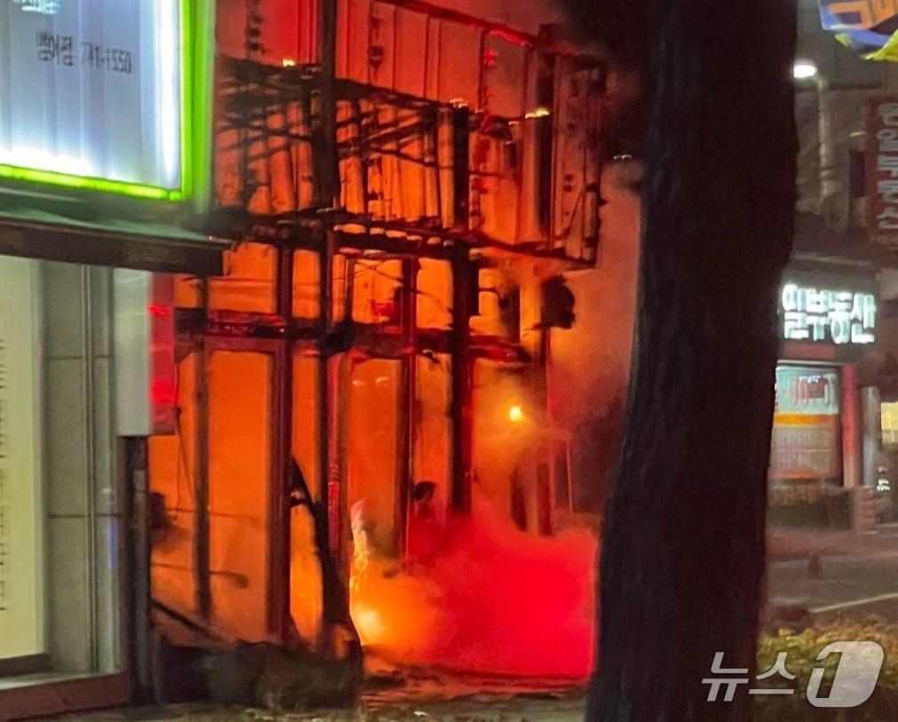 본문 이미지 - 25일 오후 7시16분쯤 대구 수성구 범어동에 있는 한 꽃집에서 불이 나 소방 당국이 10여분 만에 진화했다.(독자 제공. 재판매 및 DB금지)