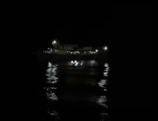 본문 이미지 - 구조 작업 중인 M/V 트리샤 커스틴 3호의 모습. <사진=페이스북 Mayor Arsina Kahing-Nanoh>