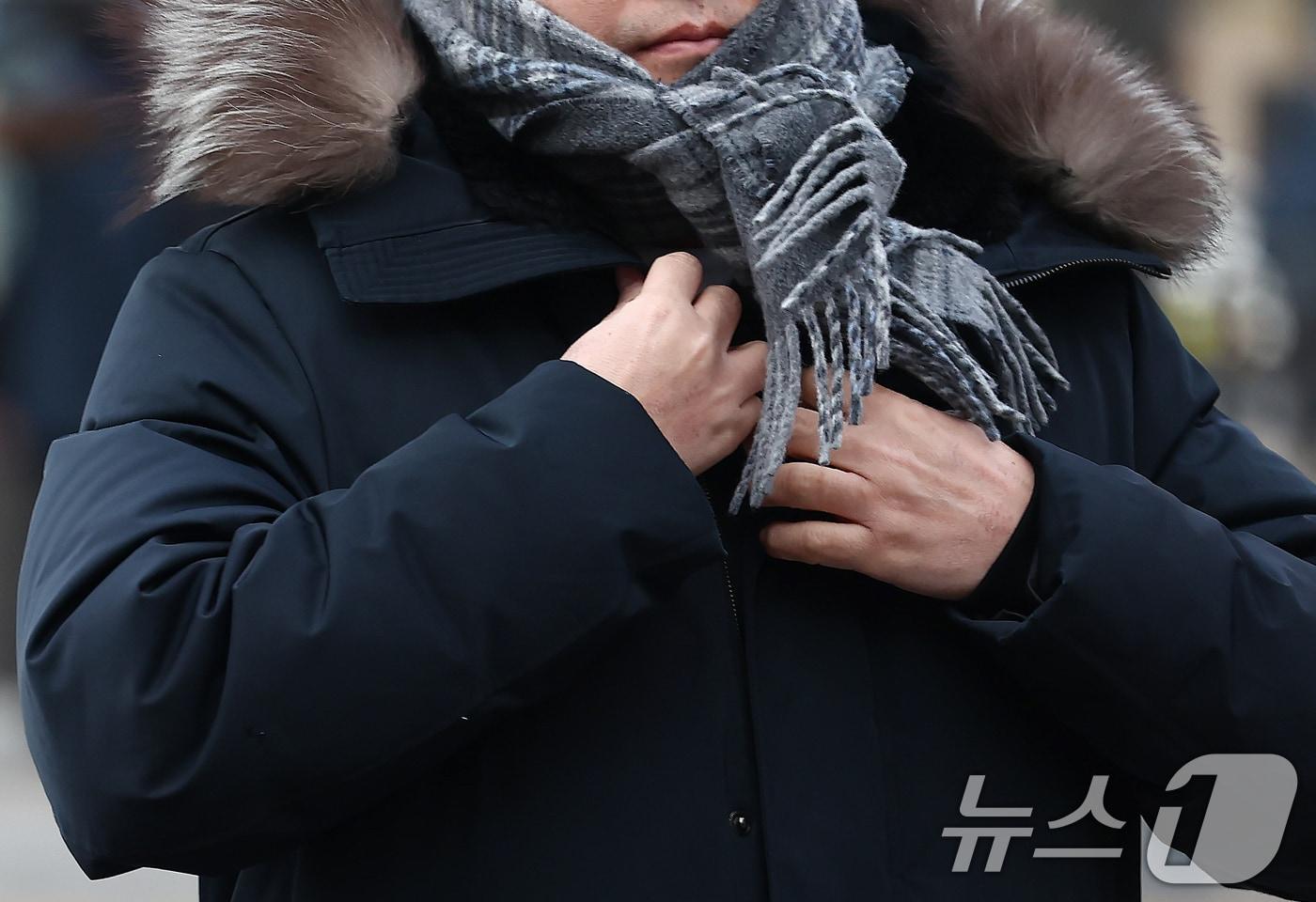 본문 이미지 - 서울 아침 기온이 영하 10도를 밑도는 영하권 추위가 이어진 26일 오전 서울 종로구 광화문사거리에서 한 시민이 목도리를 여미고 있다. 2026.1.26/뉴스1 ⓒ News1 김민지 기자