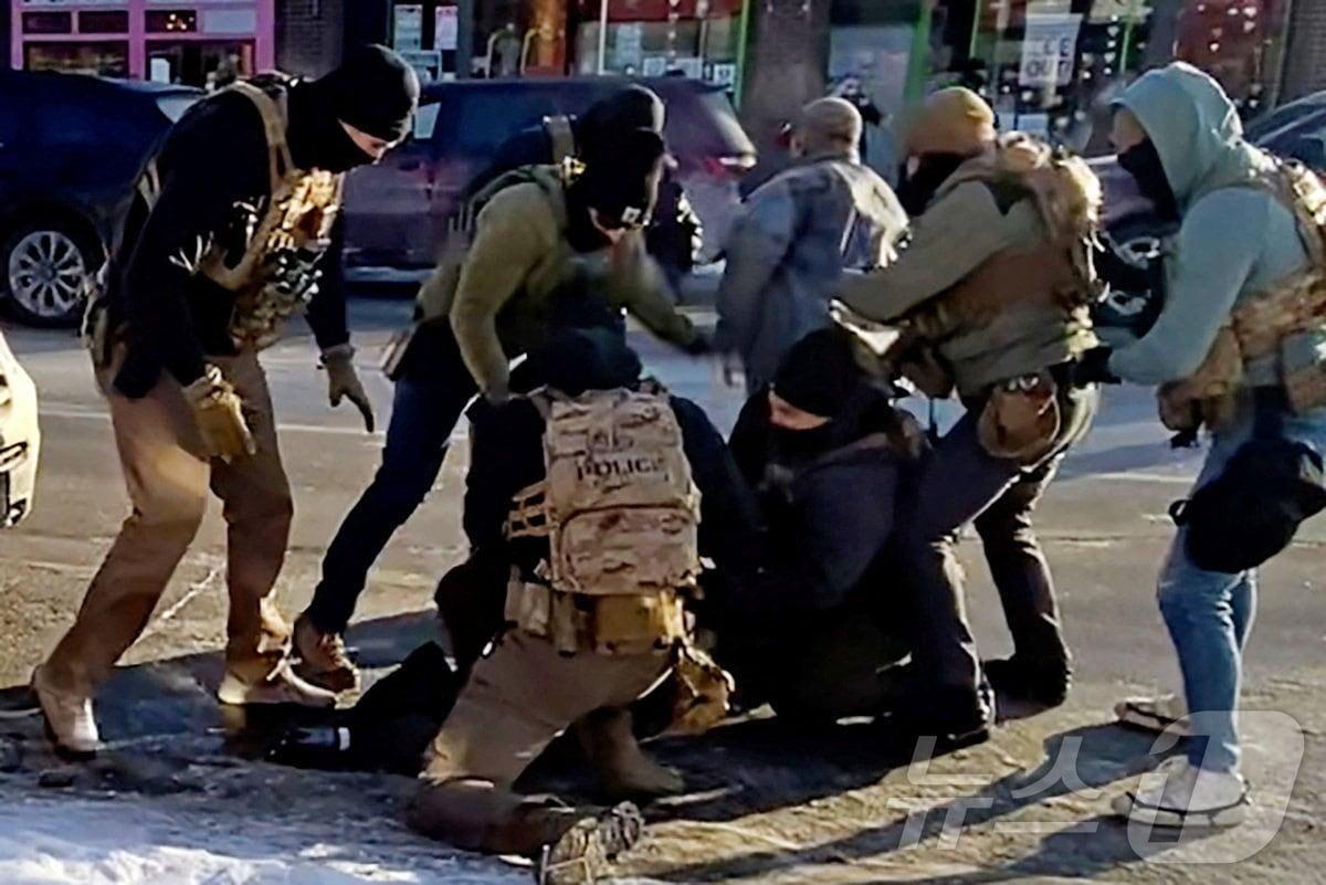 본문 이미지 - 24일(현지시간) 미국 미네소타주 미니애폴리스에서 이민세관단속국(ICE) 요원들이 알렉스 제프리 프레티(37)를 둘러싸 폭행하며 제압하고 있다. 프레티는 생전 미니애폴리스 재향군인 의료시스템에서 중환자실 간호사로 근무했다. 2026.01.24. ⓒ 로이터=뉴스1 ⓒ News1 윤다정 기자