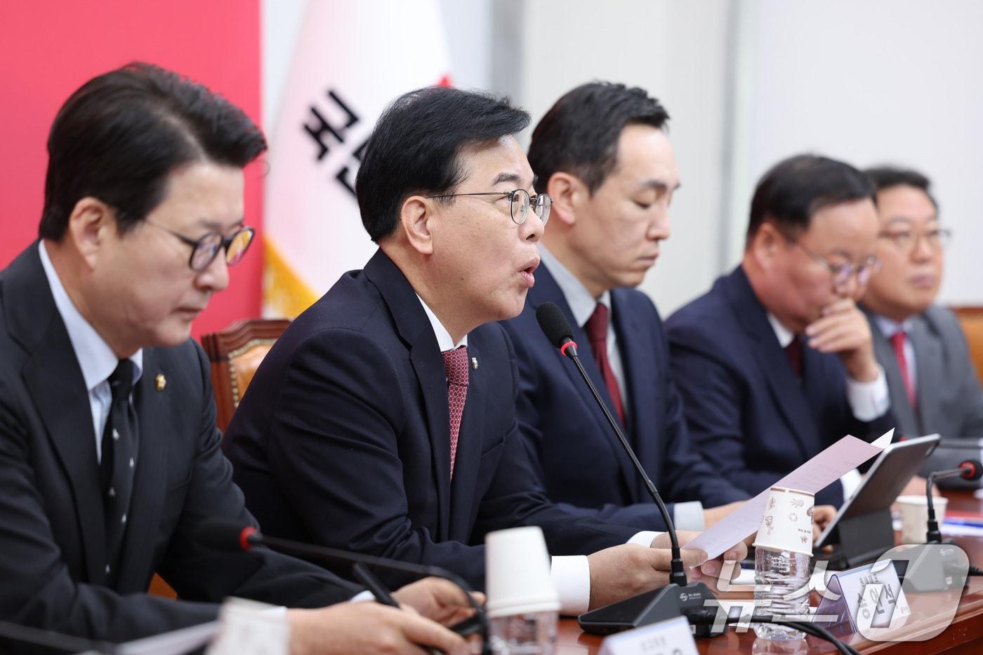 본문 이미지 - 송언석 국민의힘 원내대표가 26일 서울 여의도 국회에서 열린 최고위원회의에서 발언하고 있다. 왼쪽부터 신동욱 수석최고위원, 송 원내대표, 김민수 김재원 최고위원. 2026.1.26/뉴스1 ⓒ News1 신웅수 기자