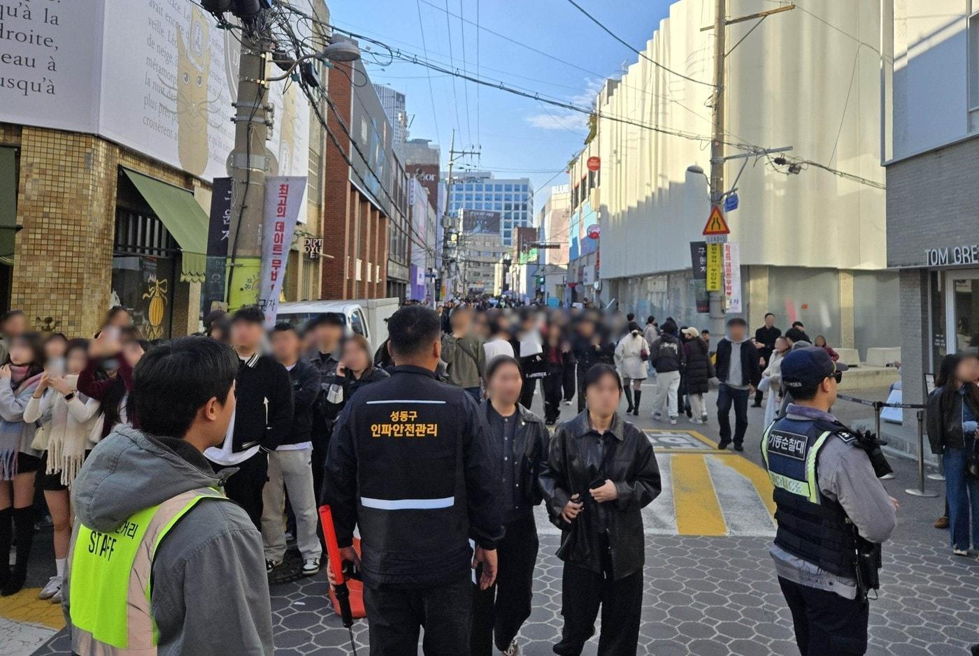 본문 이미지 - 다중인파관리 전담요원들이 성수동 연무장길에서 인파관리를 하고 있는 모습(성동구 제공)
