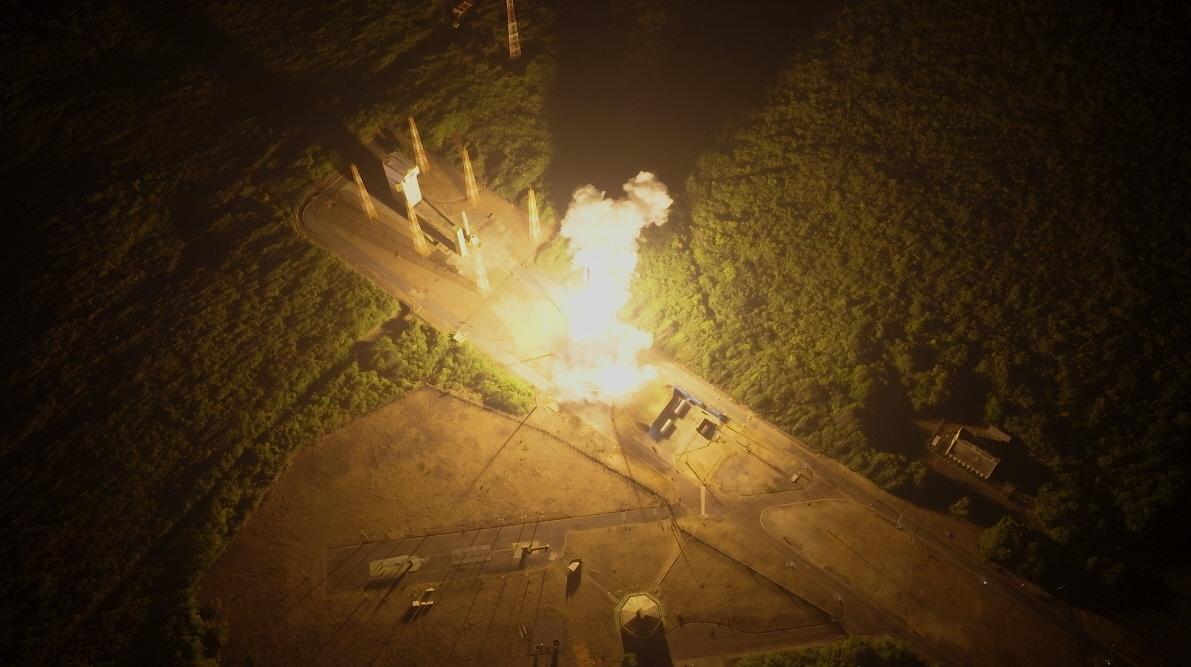 본문 이미지 - 2025년 12월 23일(한국시간) 브라질 알칸타라 우주센터에서 이륙하고 있는 이노스페이스의 독자 로켓 '한빛 나노'. (이노스페이스 제공)