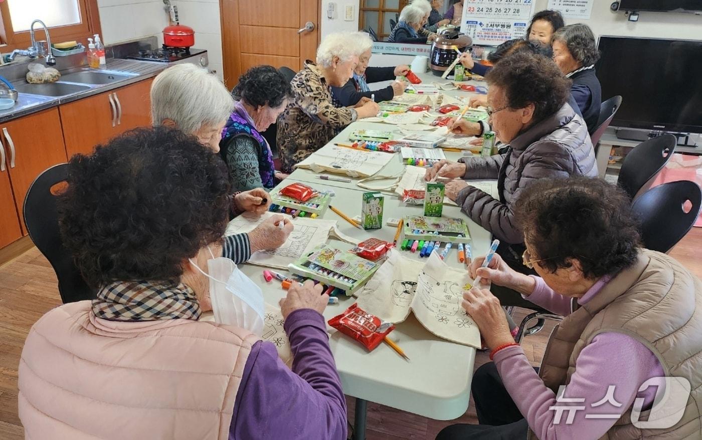 본문 이미지 - 충북 괴산군보건소 치매안심센터는 겨울 농한기를 맞아 어르신들의 기억력을 지키기 위해 치매 예방교실 '기억해 봄'을 운영한다.(괴산군 제공, 재판매 및 DB금지)/뉴스1