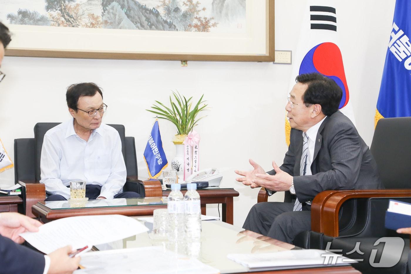 본문 이미지 - 2019년 9월 26일, 당시 이해찬 더불어민주당 대표와 만난 김기문 중소기업중앙회장(중소기업중앙회 제공)