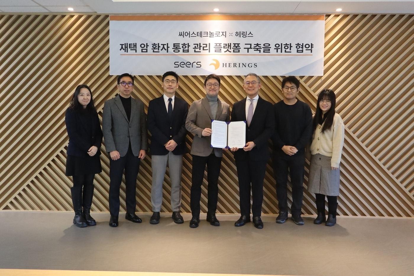 본문 이미지 - 26일 진행된 업무협약(MOU) 체결식에서 씨어스테크놀로지 이영신 대표(왼쪽)와 헤링스 남병호 대표가 협약 체결 후 기념촬영을 하고 있다. (씨어스테크놀로지 제공)