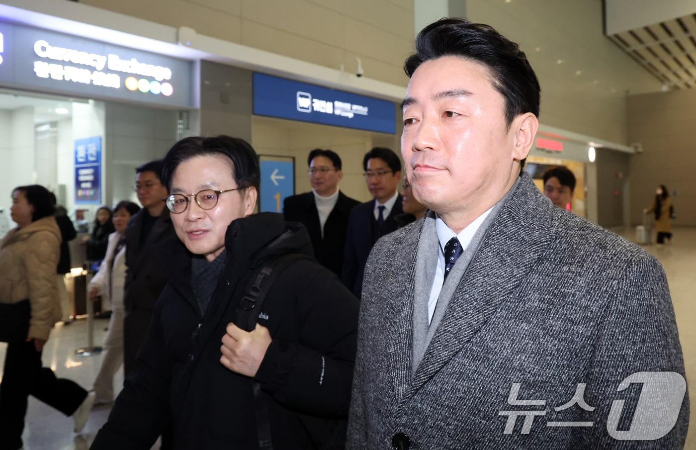 본문 이미지 - 강훈식 대통령비서실장과 김정관 산업통상부 장관이 26일 오전 인천공항에서 잠수함 사업 등 방산협력 논의를 위해 캐나다로 출국하고 있다. 2026.1.26/뉴스1 ⓒ News1 김명섭 기자