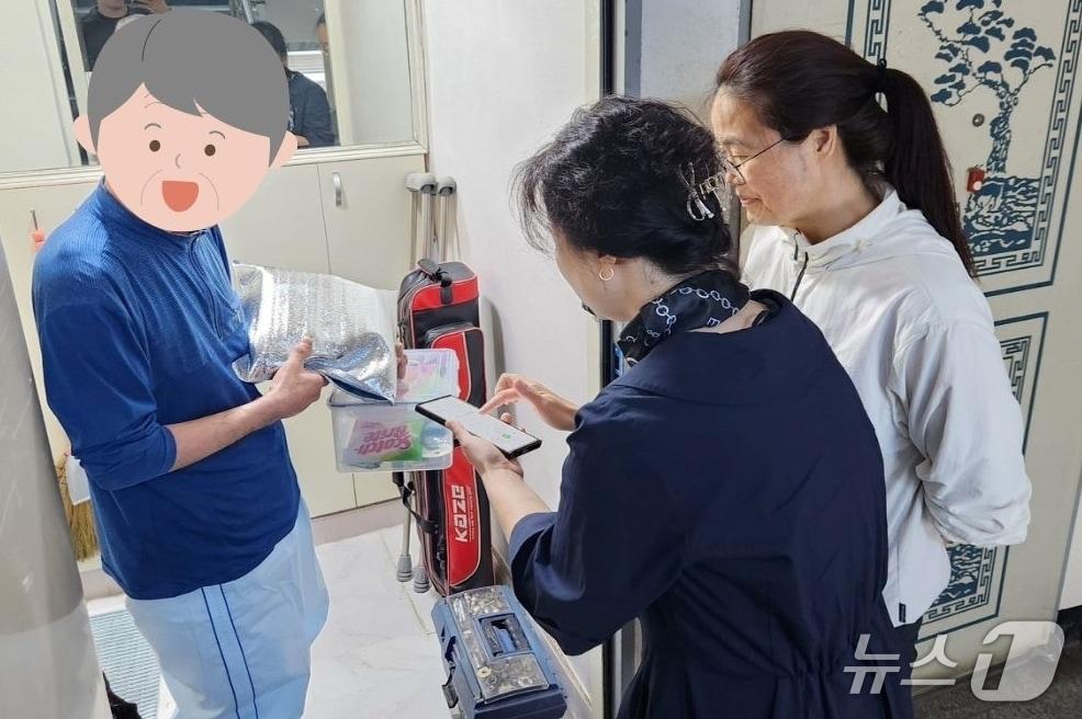 본문 이미지 - 구미시의 고립가구 밀키트 지원사업인 '밥톡(Talk)' 모습.(구미시 제공. 재판매 및 DB금지)/뉴스1