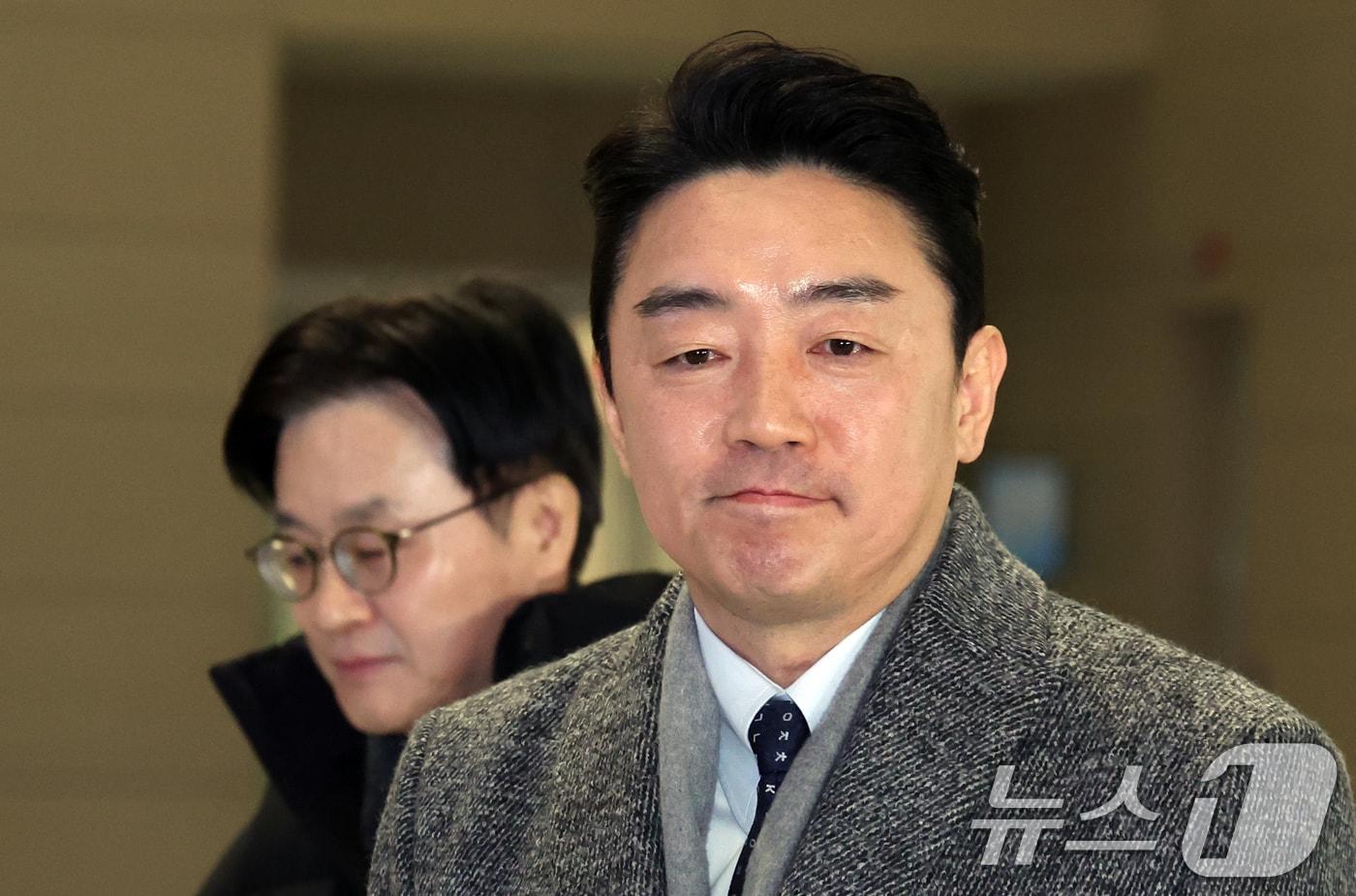 본문 이미지 - 강훈식 대통령비서실장과 김정관 산업통상부 장관이 26일 오전 인천공항에서 잠수함 사업 등 방산협력 논의를 위해 캐나다로 출국하고 있다. 2026.1.26/뉴스1 ⓒ News1 김명섭 기자