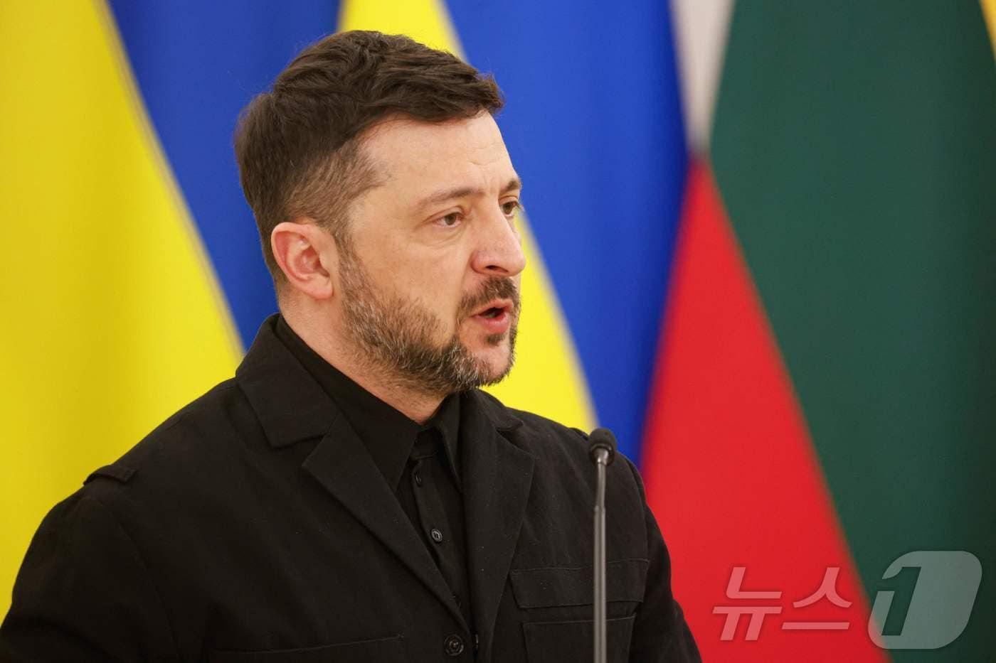 본문 이미지 - 볼로디미르 젤렌스키 우크라이나 대통령이 25일(현지시간) 리투아니아 빌뉴스에서 기타나스 나우세다 리투아니아 대통령과 카룰 나브로츠키 폴란드 대통령과 공동 기자회견을 하고 있다. 2025.1.25./뉴스1 ⓒ AFP=뉴스1 ⓒ News1 이창규 기자