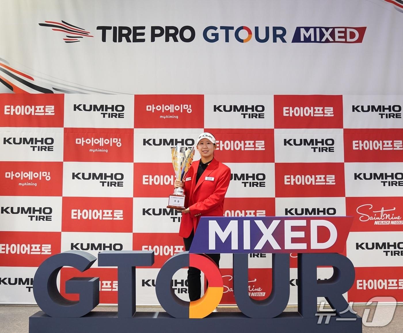 본문 이미지 - 첫 우승을 차지한 황연서 (골프존 제공)