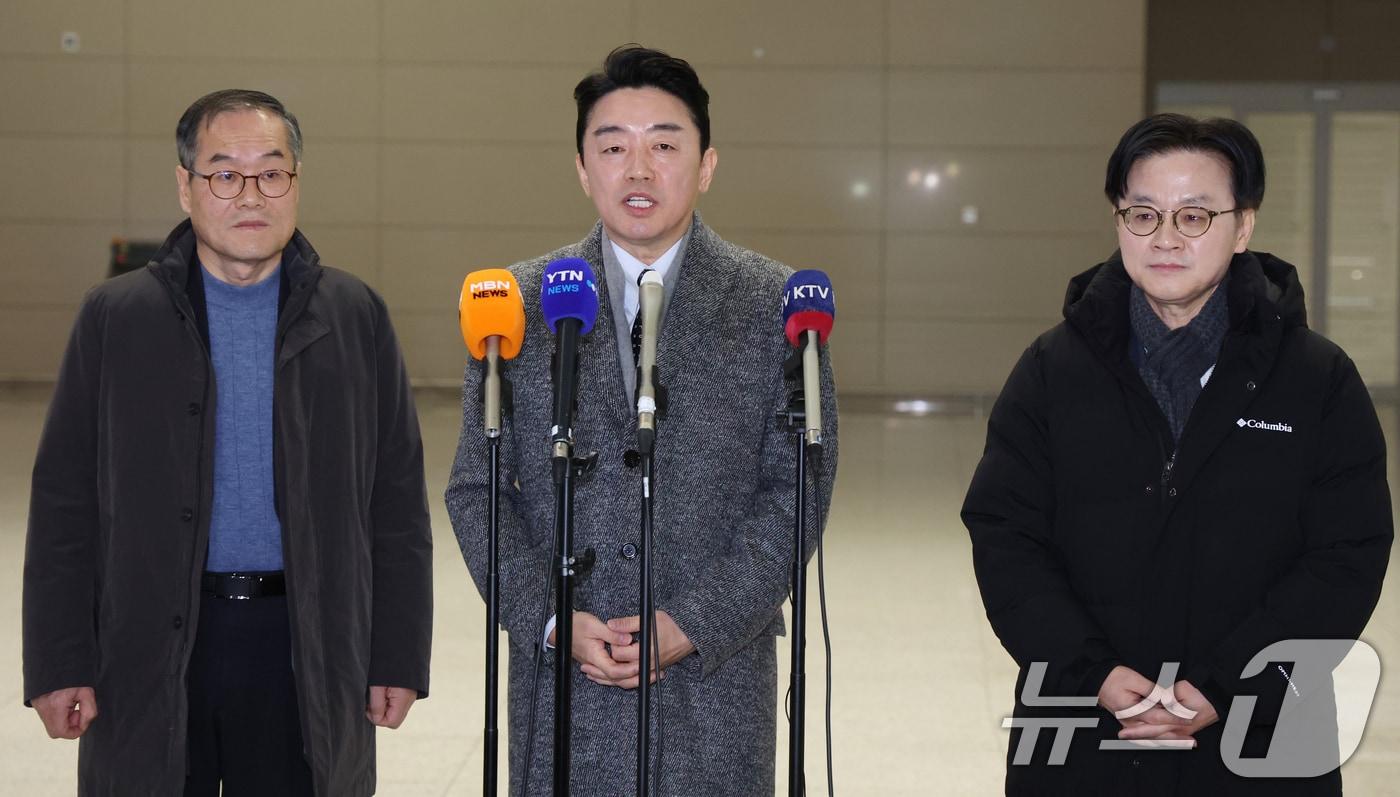 본문 이미지 - 강훈식 대통령비서실장, 김정관 산업통상부 장관, 이용철 방위사업청장이 26일 오전 인천공항에서 잠수함 사업 등 방산협력 논의를 위해 캐나다로 출국에 앞서 인터뷰를 하고 있다. 2026.1.26/뉴스1 ⓒ News1 김명섭 기자