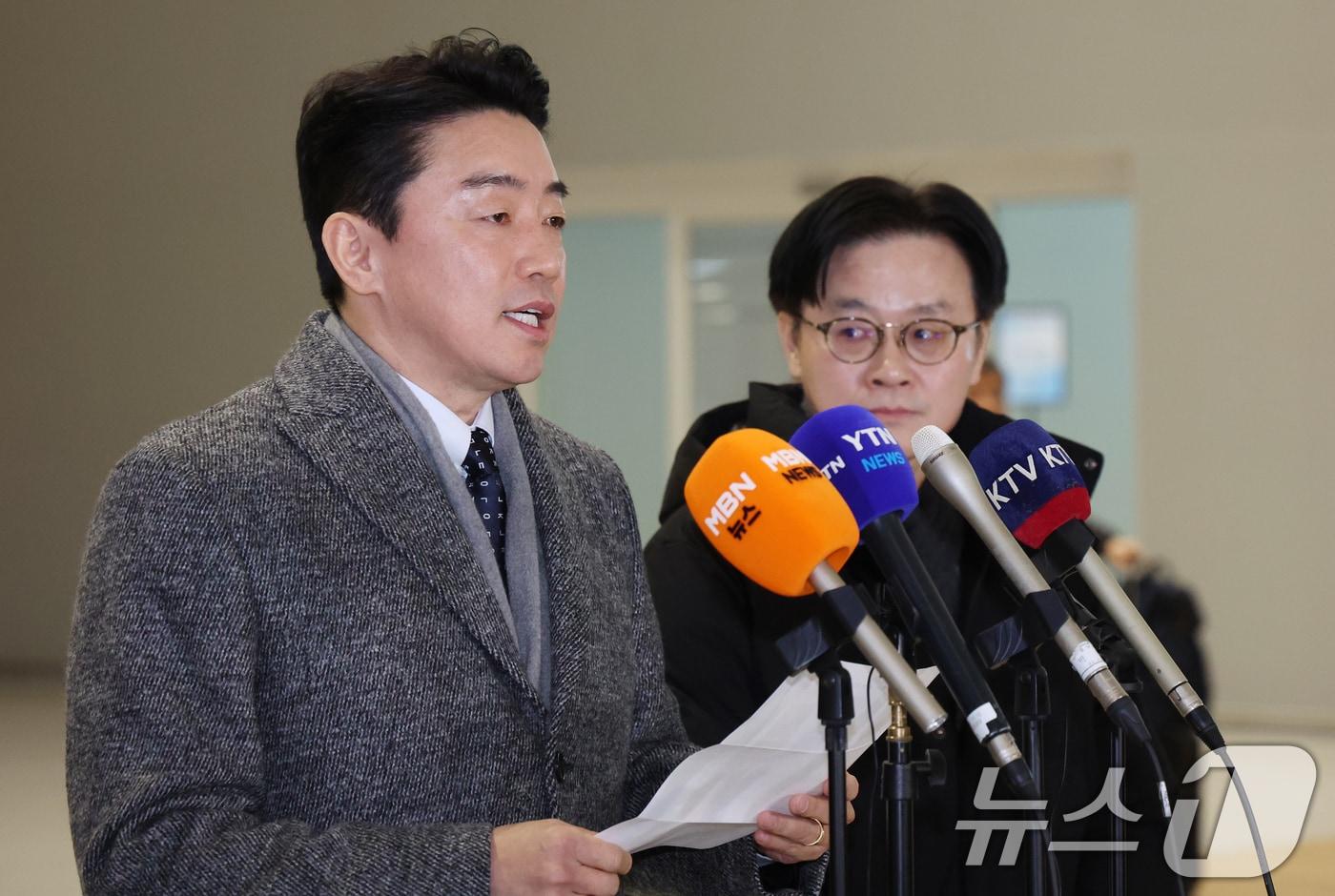 본문 이미지 - 강훈식 대통령비서실장, 김정관 산업통상부 장관이 26일 오전 인천공항에서 잠수함 사업 등 방산협력 논의를 위해 캐나다로 출국에 앞서 인터뷰를 하고 있다. 2026.1.26/뉴스1 ⓒ News1 김명섭 기자