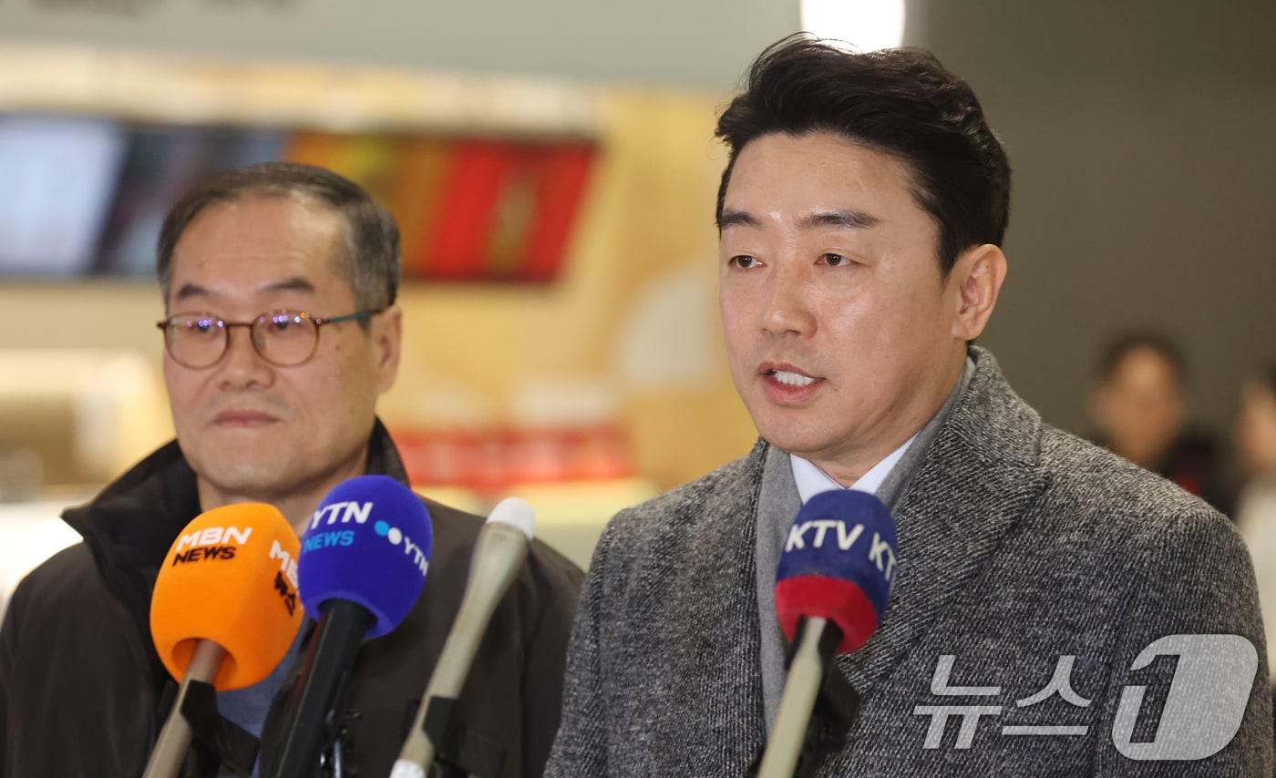 본문 이미지 - 강훈식 대통령비서실장, 이용철 방위사업청장이 26일 오전 인천공항에서 잠수함 사업 등 방산협력 논의를 위해 캐나다로 출국에 앞서 인터뷰를 하고 있다. 2026.1.26/뉴스1 ⓒ News1 김명섭 기자