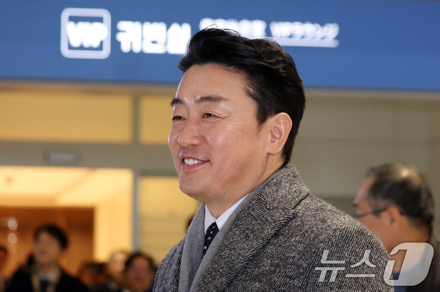 본문 이미지 - 강훈식 대통령비서실장이 지난 26일 오전 인천공항에서 잠수함 사업 등 방산협력 논의를 위해 캐나다로 출국하고 있다. 2026.1.26/뉴스1 ⓒ News1 김명섭 기자