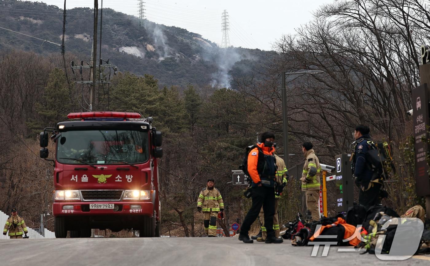 본문 이미지 - 26일 오전 서울 노원구 수락산에서 화재가 발생, 초진을 마친 소방대원들이 대기하고 있다. 2026.1.26/뉴스1 ⓒ News1 구윤성 기자