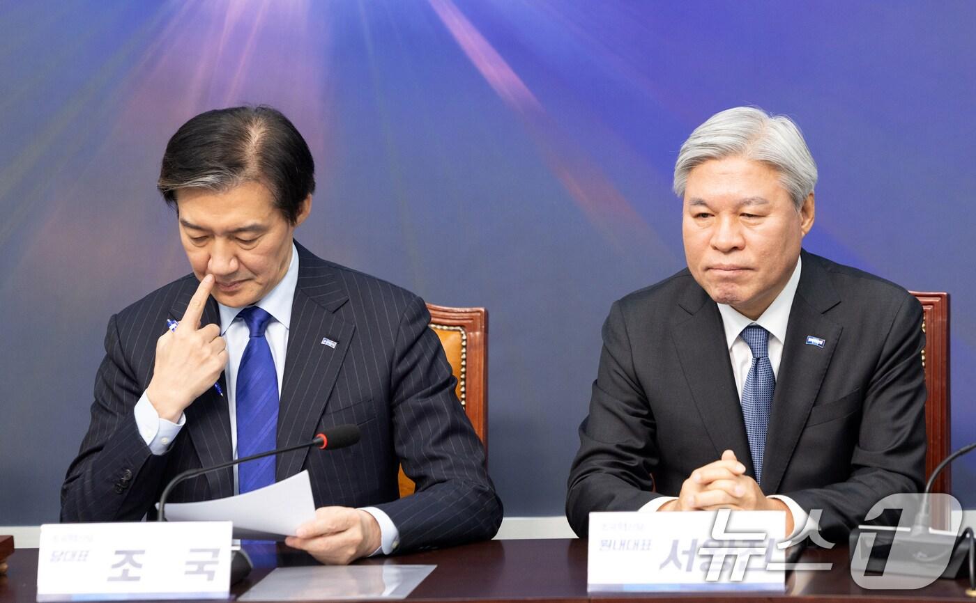 본문 이미지 - 조국 조국혁신당 대표가 26일 서울 여의도 국회에서 열린 최고위원회의에 참석해 있다. 2026.1.26/뉴스1 ⓒ News1 이승배 기자