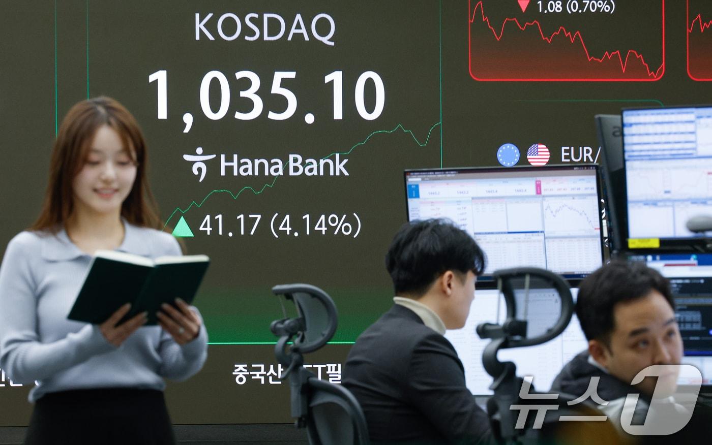 본문 이미지 - 코스닥이 4년 만에 '천스닥'을 돌파한 가운데 4%대 급등으로 8개월 만에 매수 사이드카가 발동한 26일 오전 서울 중구 하나은행 딜링룸 전공판에 코스닥 지수가 나오고 있다. 2026.1.26/뉴스1 ⓒ News1 안은나 기자