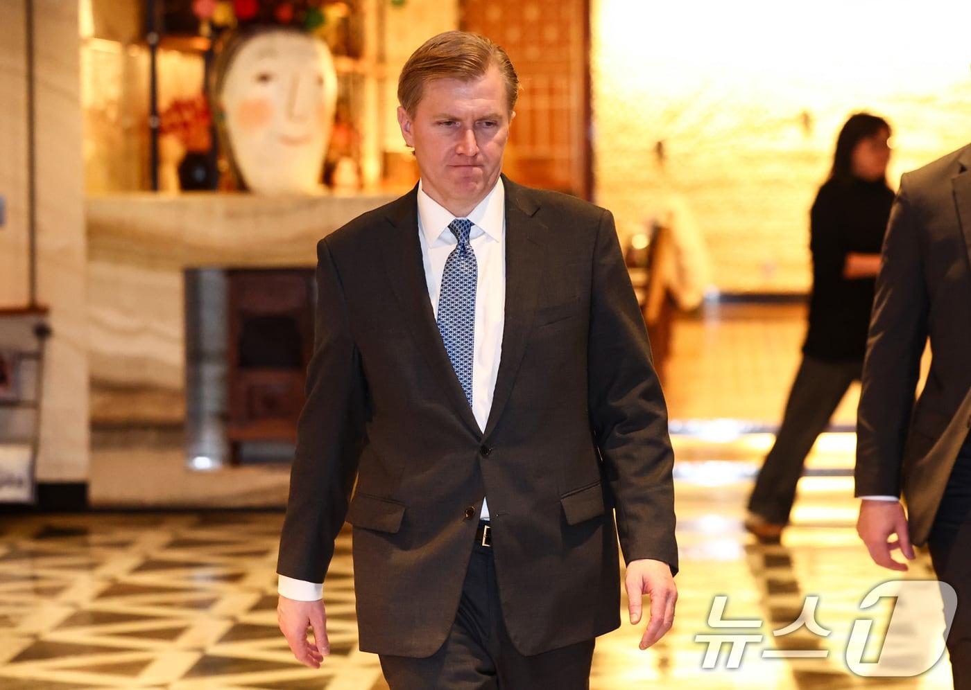 본문 이미지 - 엘브리지 콜비 미국 국방부 정책담당 차관이 26일 오전 서울 종로구 포시즌스호텔에서 조현 외교부 장관과 외교안보 현안 논의를 마치고 행사장을 나서고 있다. 2026.1.26/뉴스1 ⓒ News1 최지환 기자