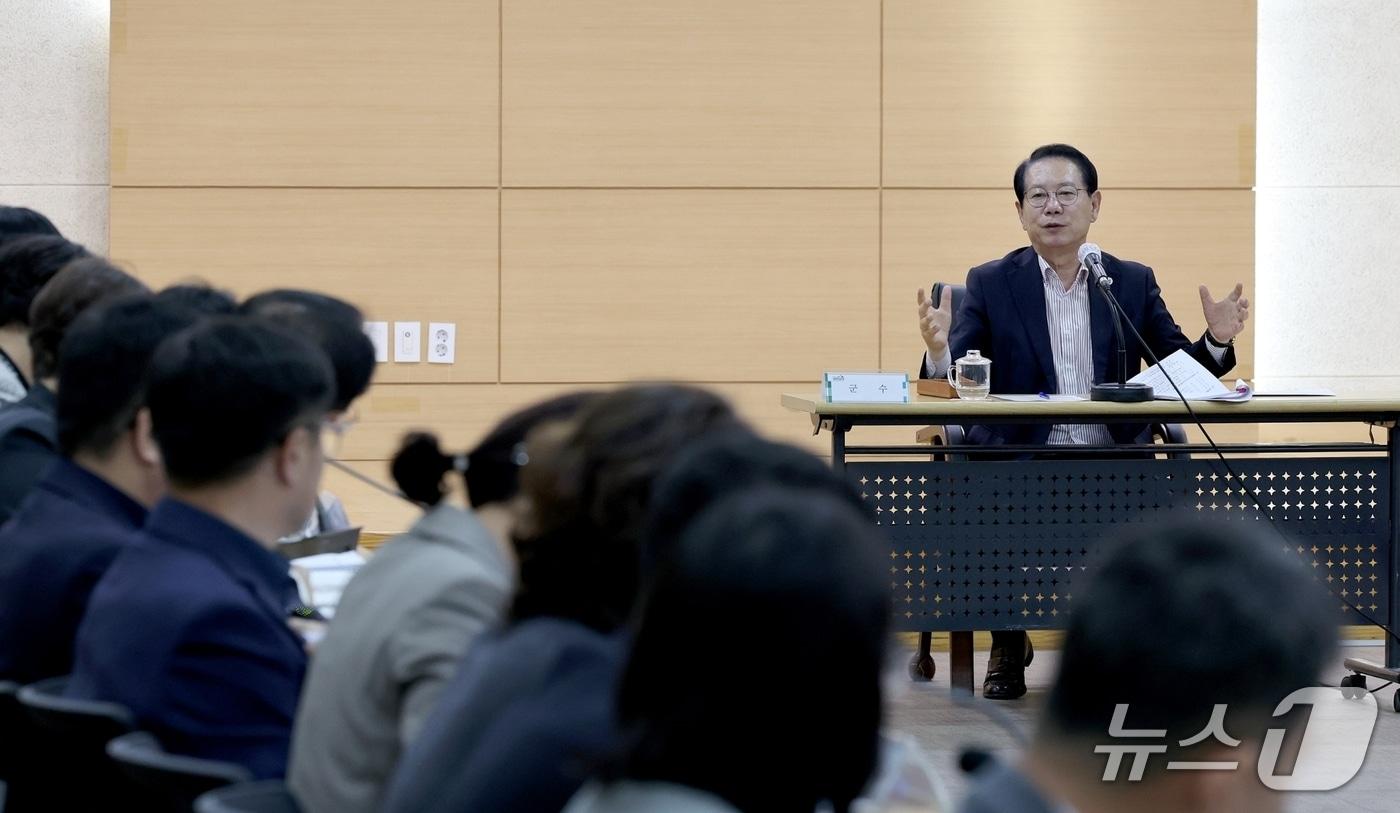 본문 이미지 - 송인헌 충북 괴산군수가 26일 월례 간부회의를 주재하고 있다.(괴산군 제공, 재판매 및 DB금지)/뉴스1