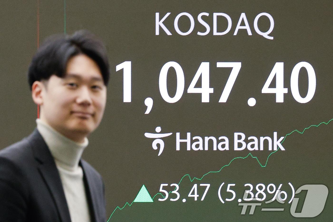 본문 이미지 - 코스닥이 4년 만에 '천스닥'을 돌파한 가운데 매수 사이드카가 발동한 26일 오전 서울 중구 하나은행 딜링룸 전공판에 코스닥 지수가 나오고 있다. 2026.1.26/뉴스1 ⓒ News1 안은나 기자