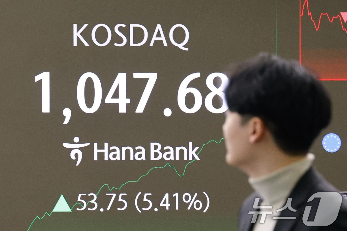 본문 이미지 - 코스닥이 4년 만에 '천스닥'을 돌파한 가운데 매수 사이드카가 발동한 26일 오전 서울 중구 하나은행 딜링룸 전공판에 코스닥 지수가 나오고 있다. 2026.1.26/뉴스1 ⓒ News1 안은나 기자