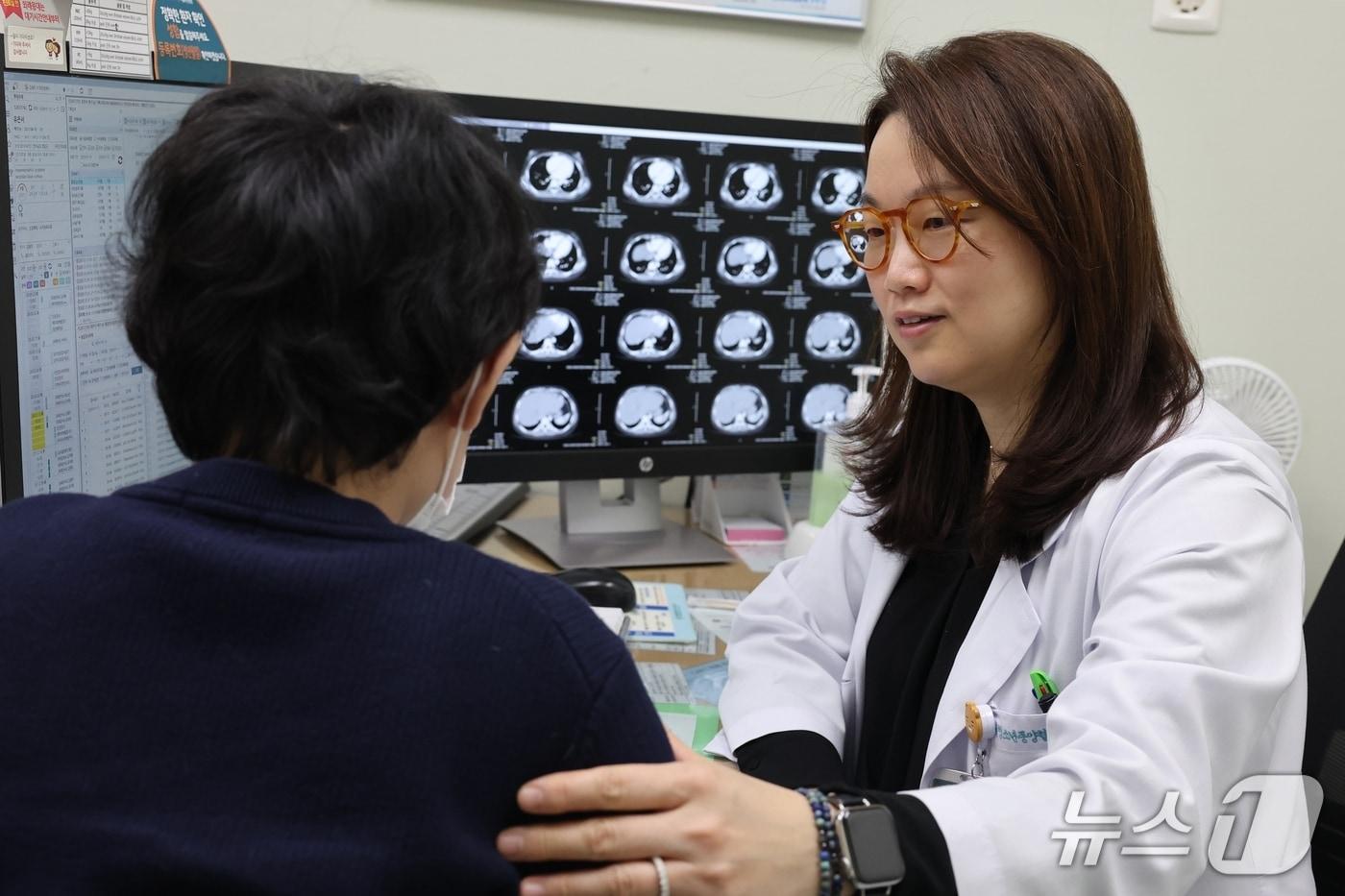 본문 이미지 - 김혜리 서울아산병원 소아청소년종양혈액과 교수가 환자를 진료하고 있다(서울아산병원 제공)