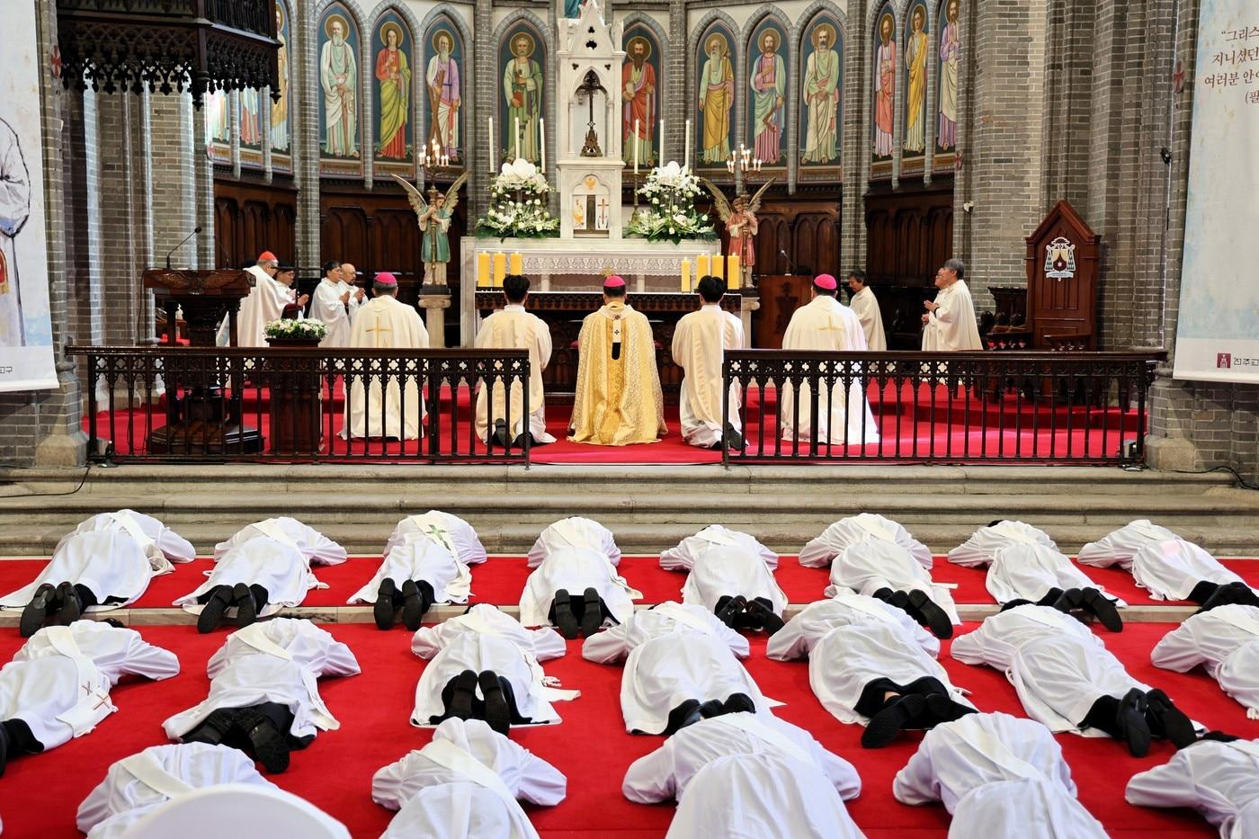 본문 이미지 - 2025년 2월 명동대성당에서 열린 천주교 서울대교구 사제 서품식에서 사제 수품자들이 부복하고 있다. (제공 서울대교구)