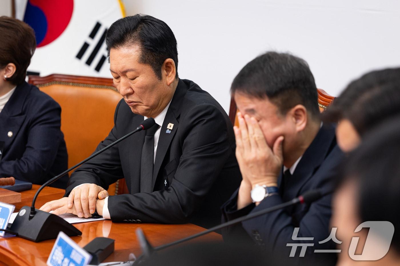 본문 이미지 - 정청래 더불어민주당 대표와 한병도 원내대표가 26일 서울 여의도 국회에서 열린 최고위원회의에서 굳은 표정으로 지도부의 이해찬 상임고문 추모 발언을 경청하고 있다. 2026.1.26/뉴스1 ⓒ News1 유승관 기자