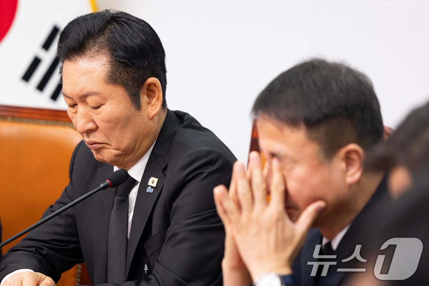 본문 이미지 - 정청래 더불어민주당 대표와 한병도 원내대표가 26일 서울 여의도 국회에서 열린 최고위원회의에서 굳은 표정으로 지도부의 이해찬 상임고문 추모 발언을 경청하고 있다. 2026.1.26/뉴스1 ⓒ News1 유승관 기자