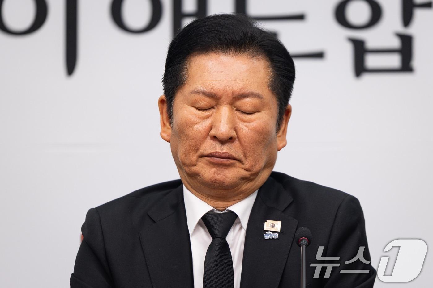 본문 이미지 - 정청래 더불어민주당 대표가 26일 서울 여의도 국회에서 열린 최고위원회의에서 굳은 표정으로 지도부의 이해찬 상임고문 추모 발언을 경청하고 있다. 2026.1.26/뉴스1 ⓒ News1 유승관 기자