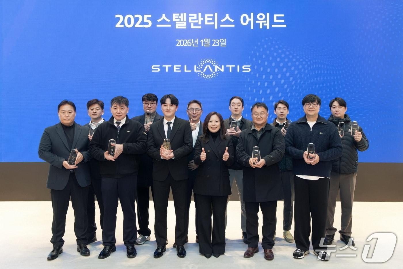 본문 이미지 - 지난 23일 서울 이태원 몬드리안 호텔에서 열린 '스텔란티스 어워드'에서 스텔란티스코리아 방실 대표(우측에서 6번째), 애프터세일즈 총괄 강승원 상무(좌측에서 6번째)와 AS 부문 전체 수상자가 기념 촬영을 하고 있다. (스탈렌티스코리아 제공) 